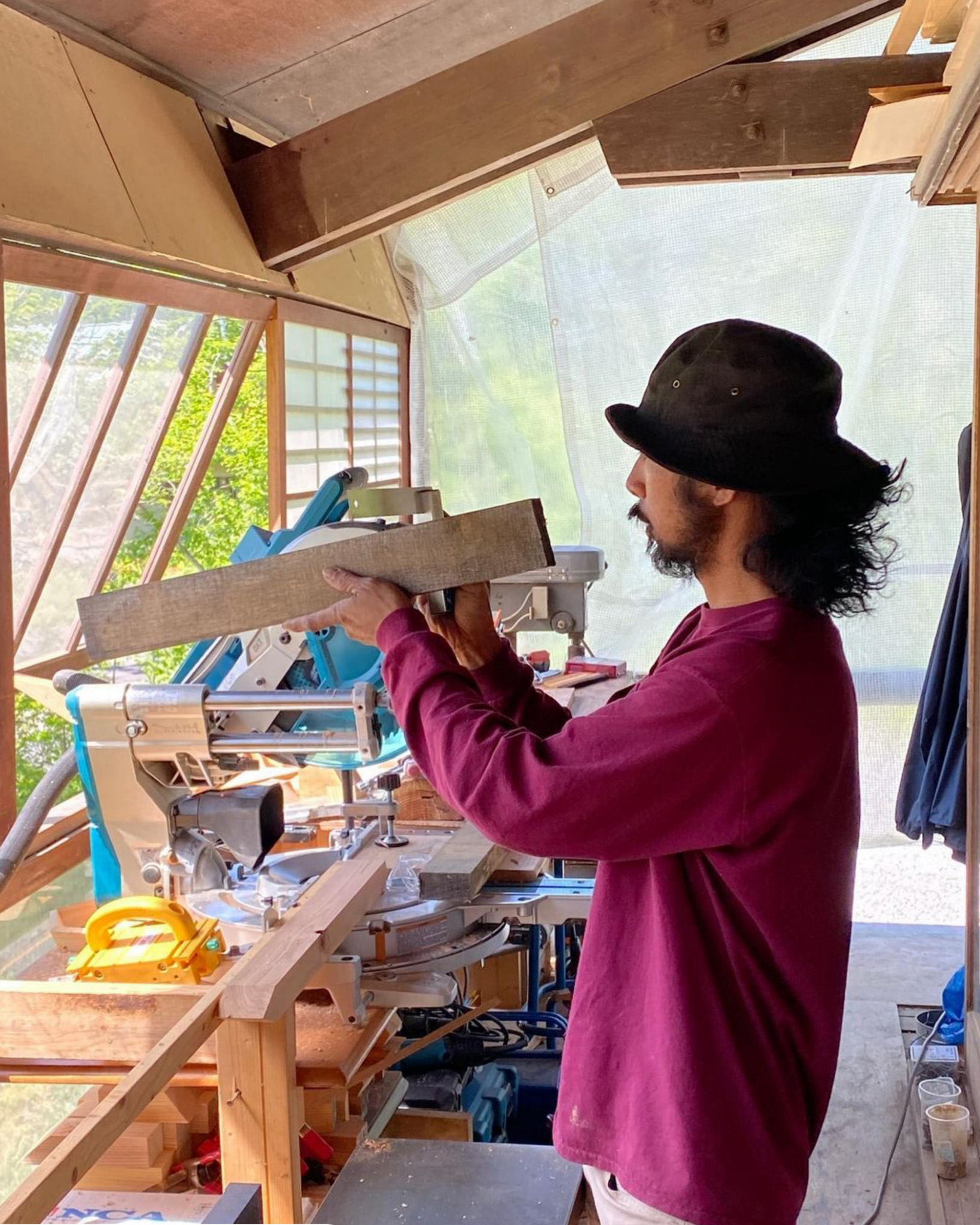 木工作品を制作する様子